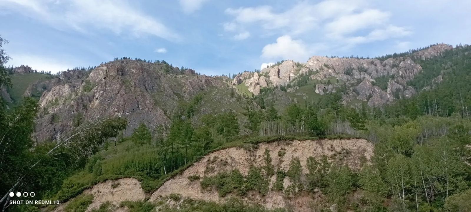 Скалистый склон у маршрута