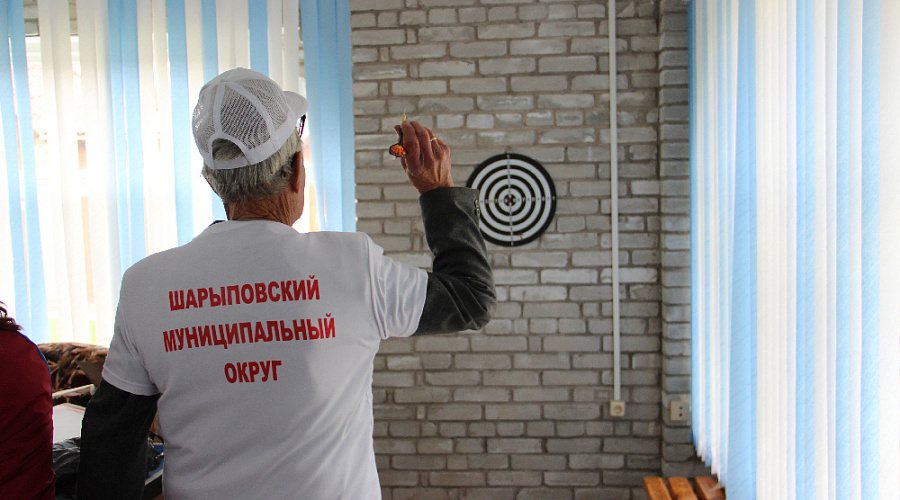 Мама и ребёнок расписывают имбирные пряники на семейном мастер-классе